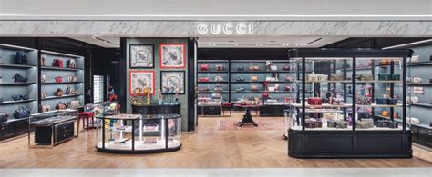 gucci stores in toronto.